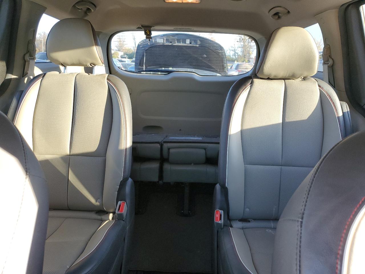 2016 Kia Sedona - Image 10