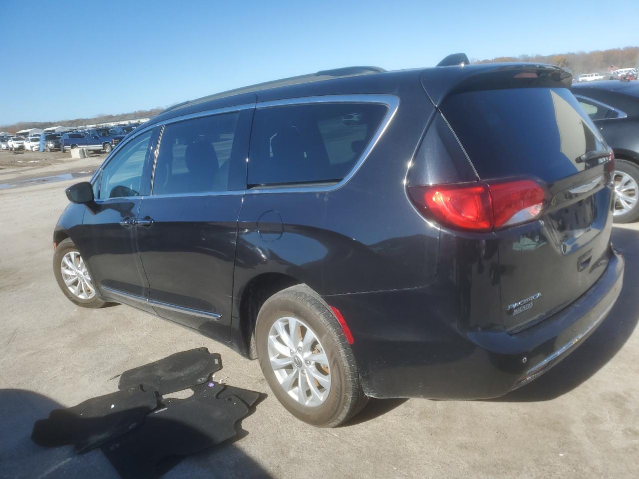 2C4RC1BG9HR613086 2017 CHRYSLER PACIFICA - Image 2