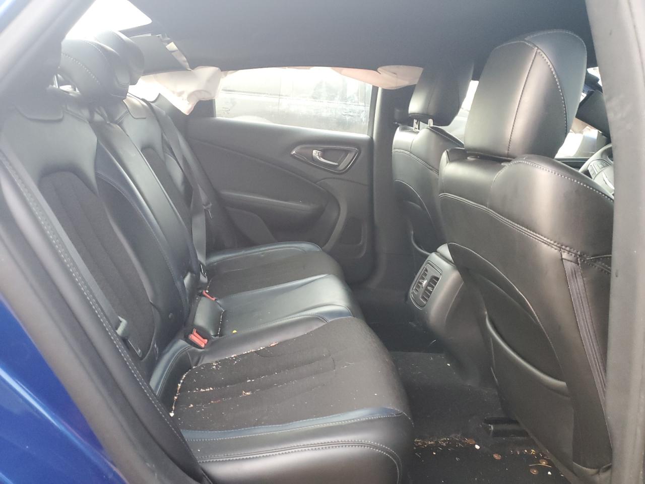 2016 Chrysler 200 - Image 10