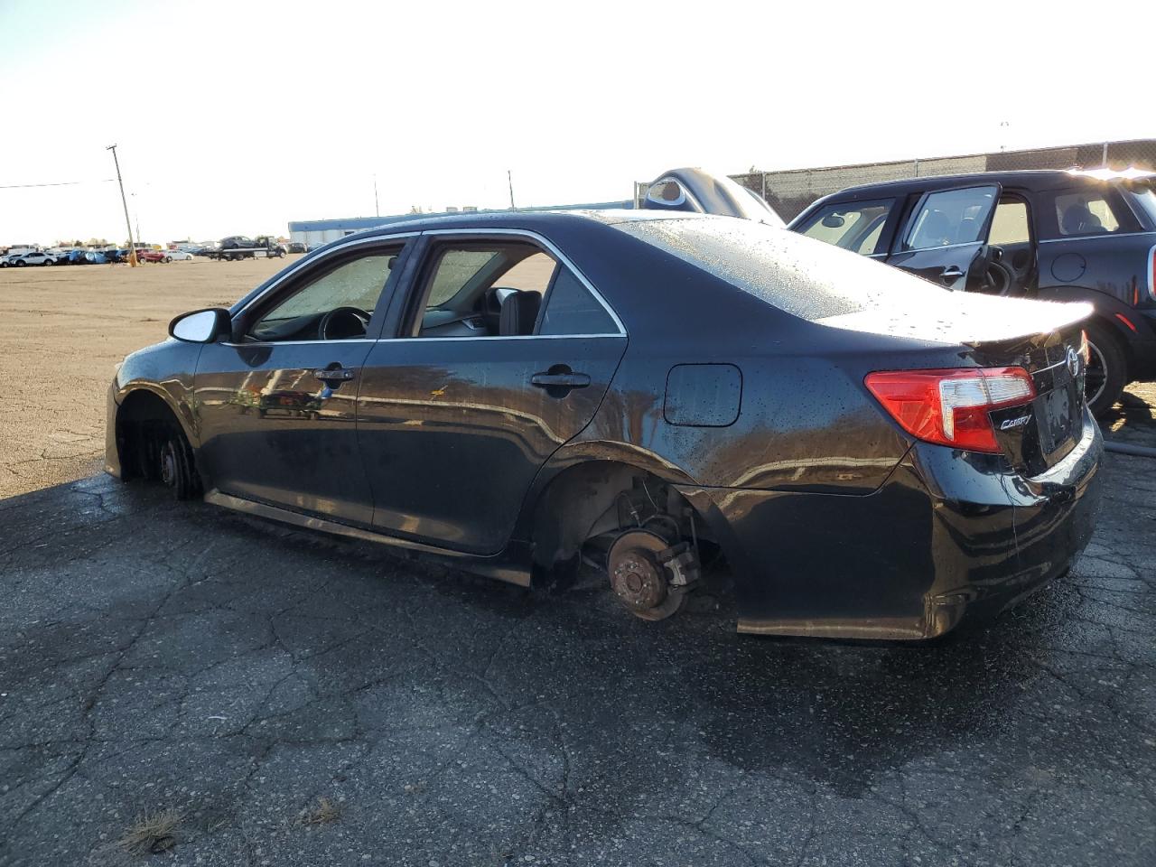 VIN 4T1BF1FKXEU741063 2014 TOYOTA CAMRY no.2