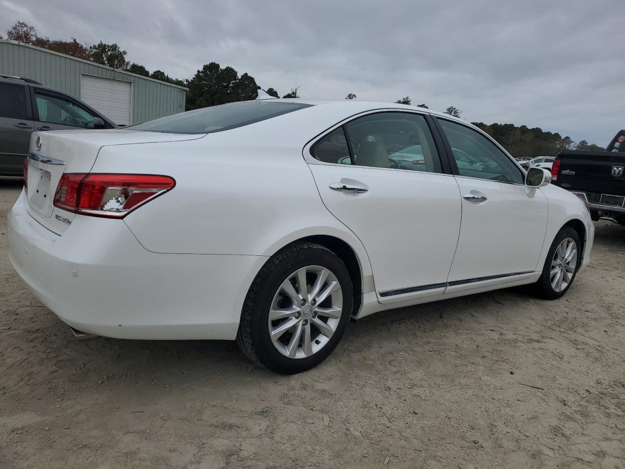 2011 Lexus ES - Image 3