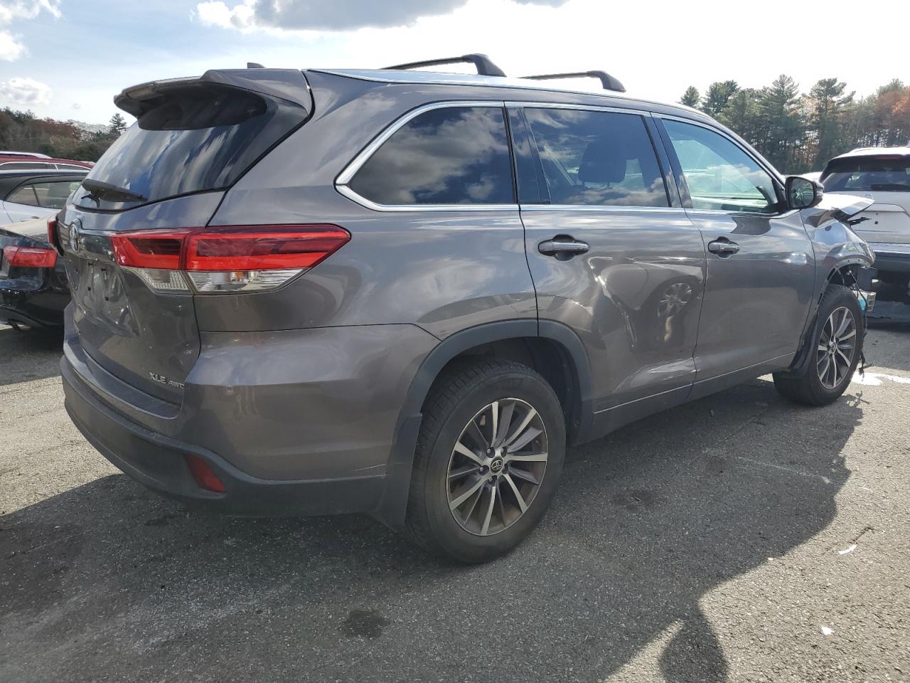 2017 Toyota Highlander - Image 3