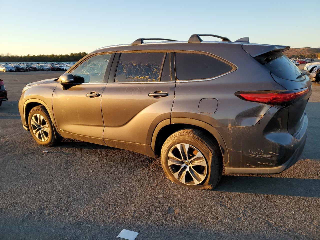 2021 Toyota Highlander - Image 2