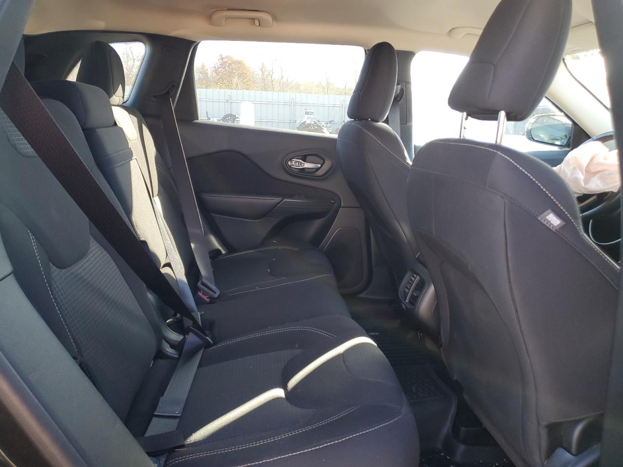 2016 Jeep Grand Cherokee - Image 11