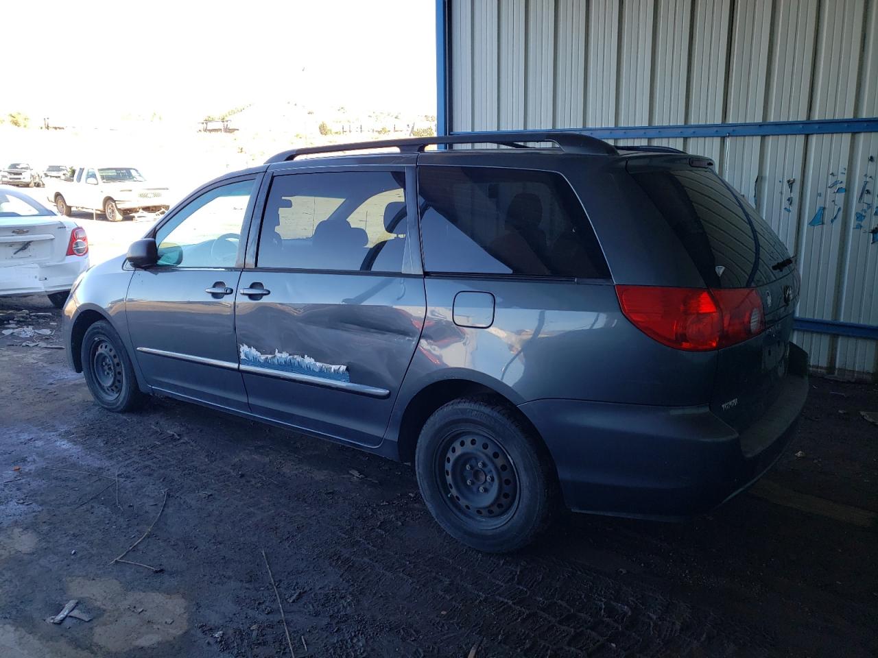 2010 Toyota Sienna - Image 2