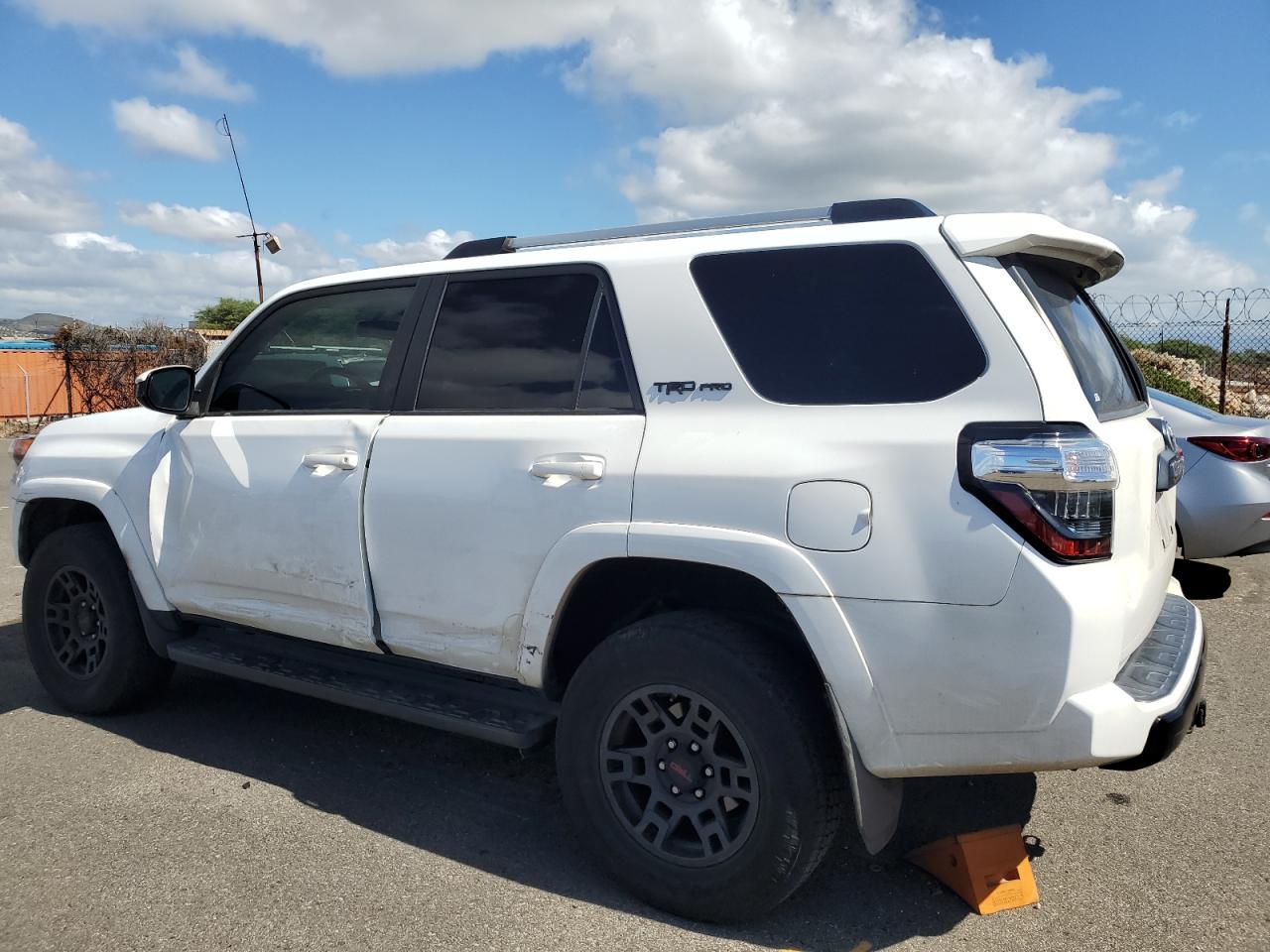 VIN JTEBU5JR0J5592037 2018 TOYOTA 4RUNNER no.2