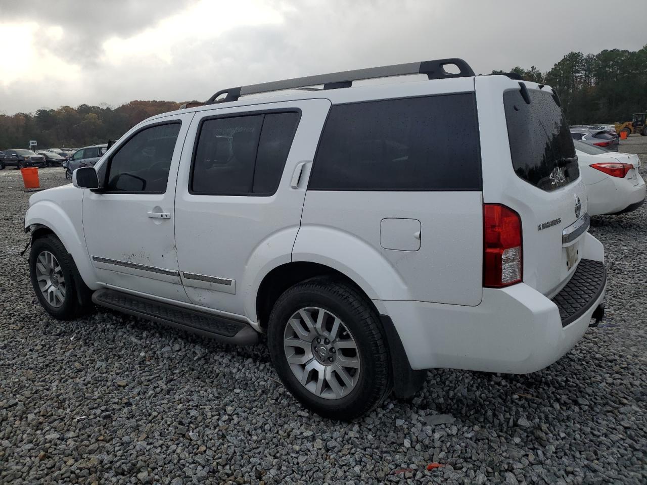 2011 Nissan Pathfinder - Image 2