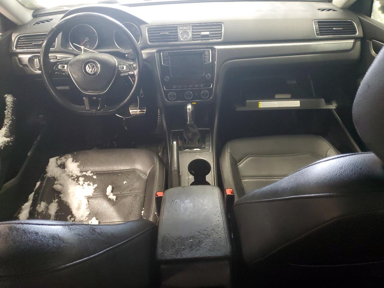 2017 Volkswagen Passat - Image 8
