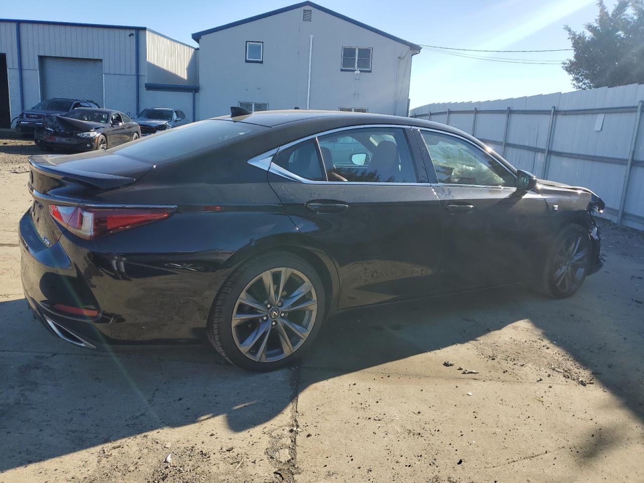 2019 Lexus ES - Image 3