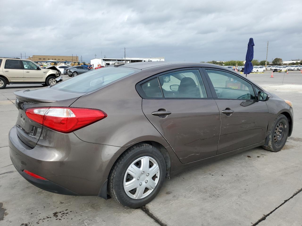 VIN KNAFX4A65F5257437 2015 KIA FORTE no.3