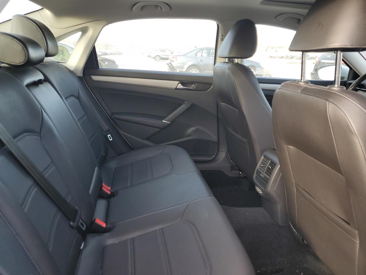 2020 Volkswagen Passat - Image 10