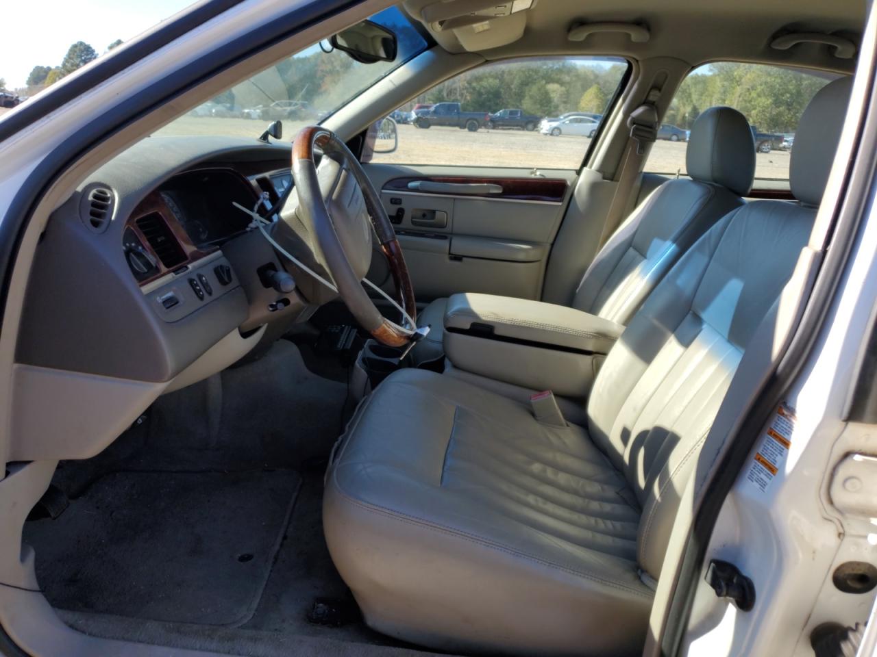 2003 Lincoln Town Car - Image 7