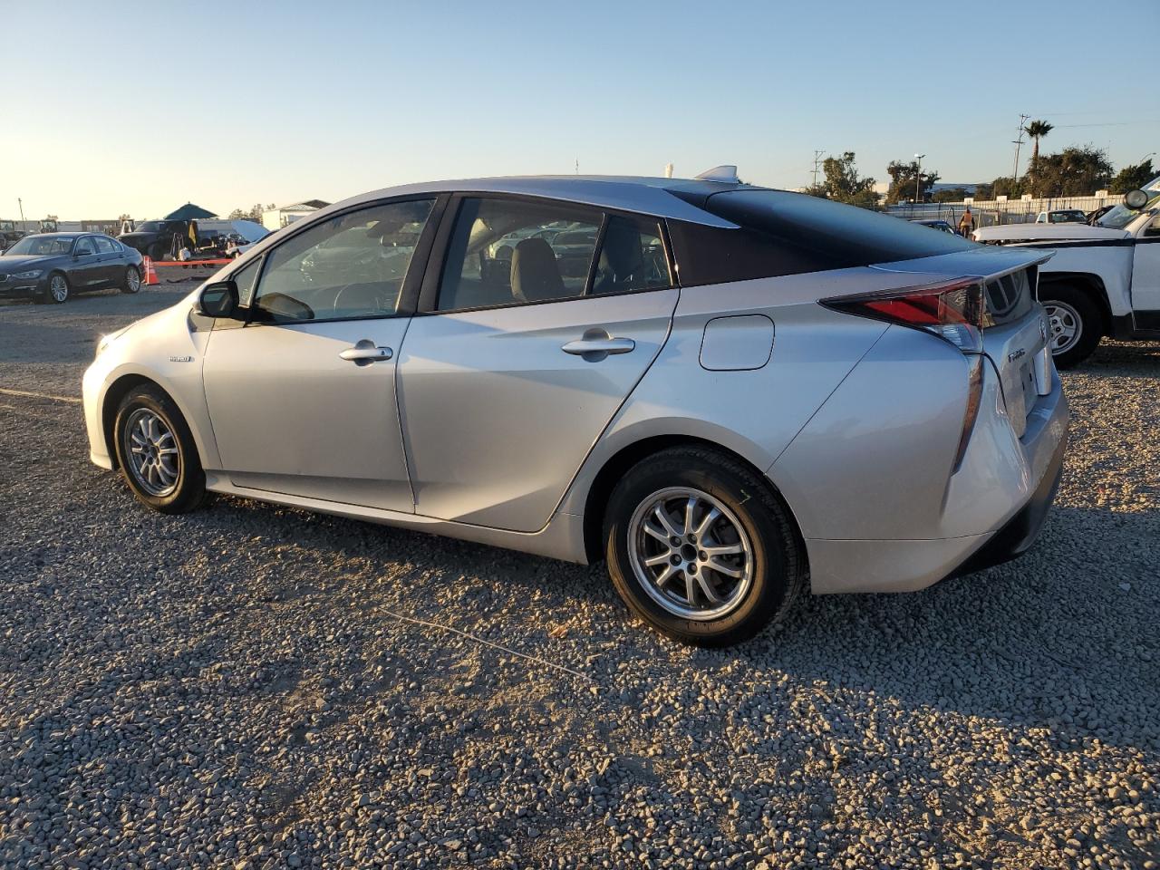 VIN JTDKBRFU2J3081987 2018 TOYOTA PRIUS no.2