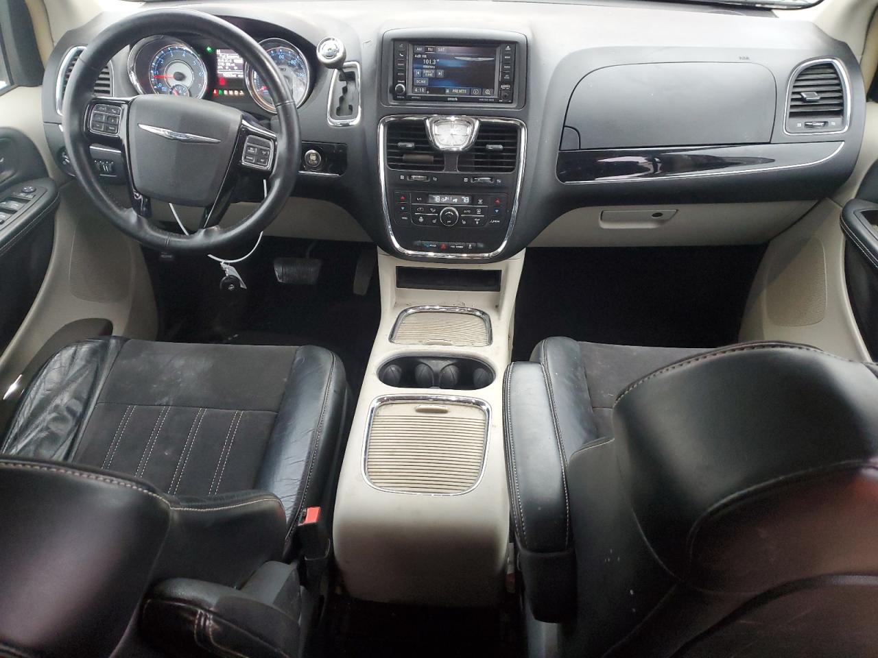 2014 Chrysler Town & Country - Image 8