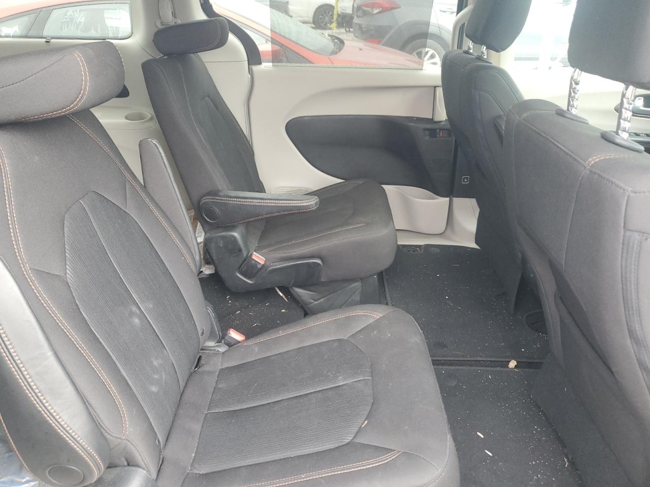 2017 Chrysler Pacifica - Image 11