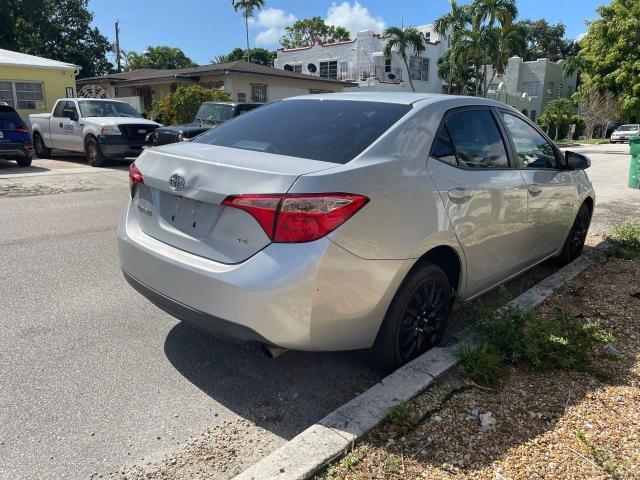 Sedans TOYOTA COROLLA 2017 Srebrny