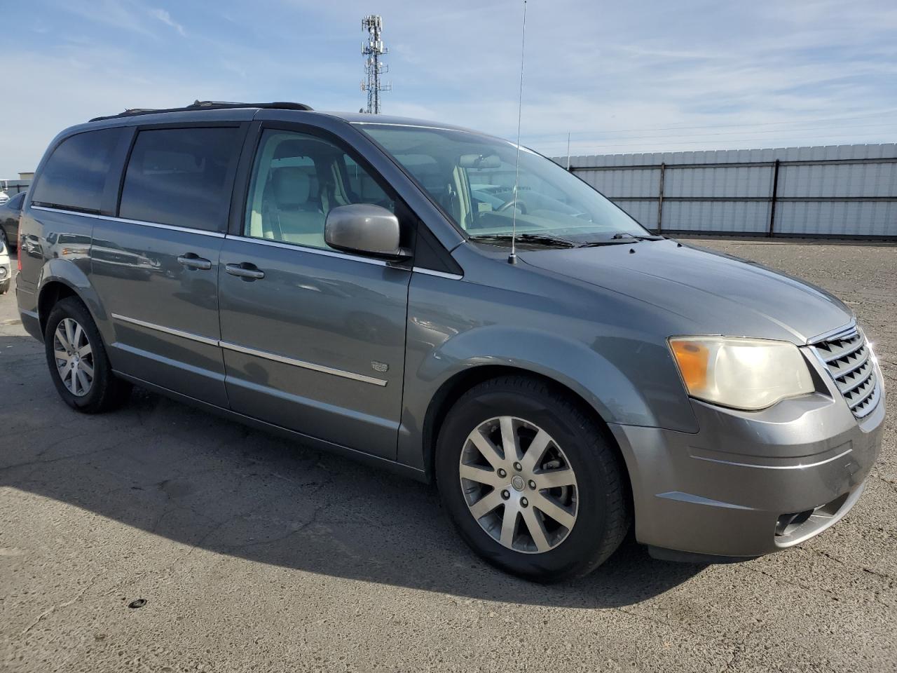 2009 Chrysler Town & Country - Image 4