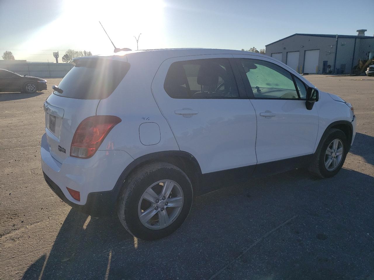 VIN 3GNCJKSB1KL386977 2019 CHEVROLET TRAX no.3