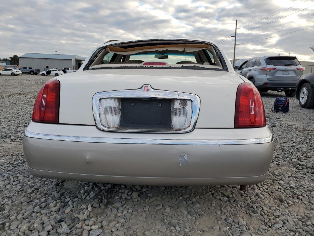 2001 Lincoln Town Car - Image 6