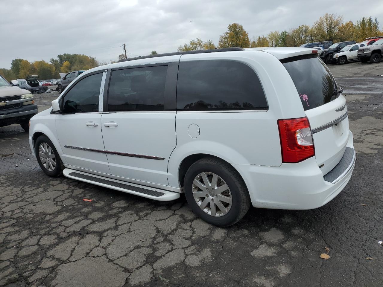 2016 Chrysler Town & Country - Image 2