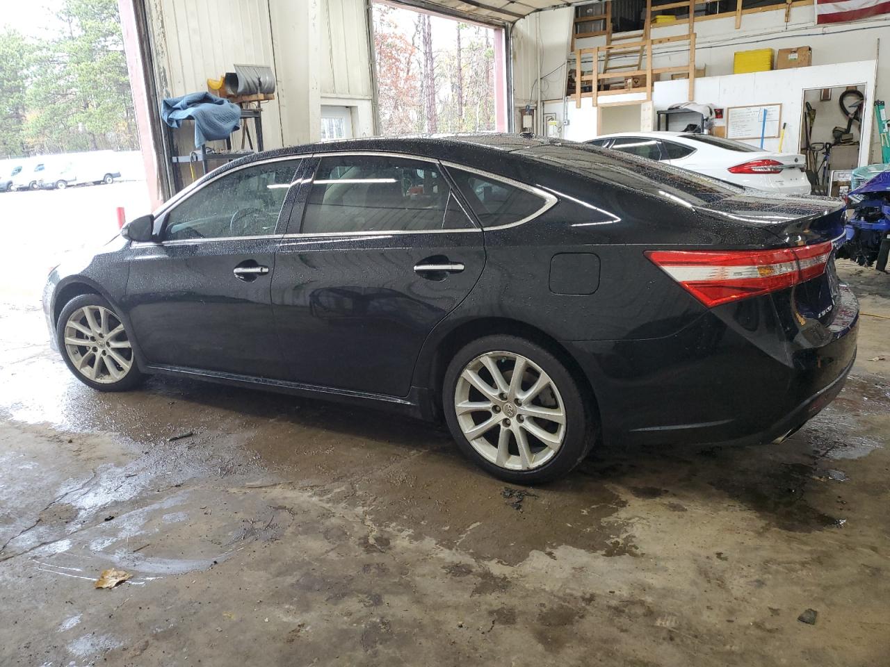 2013 Toyota Avalon - Image 2