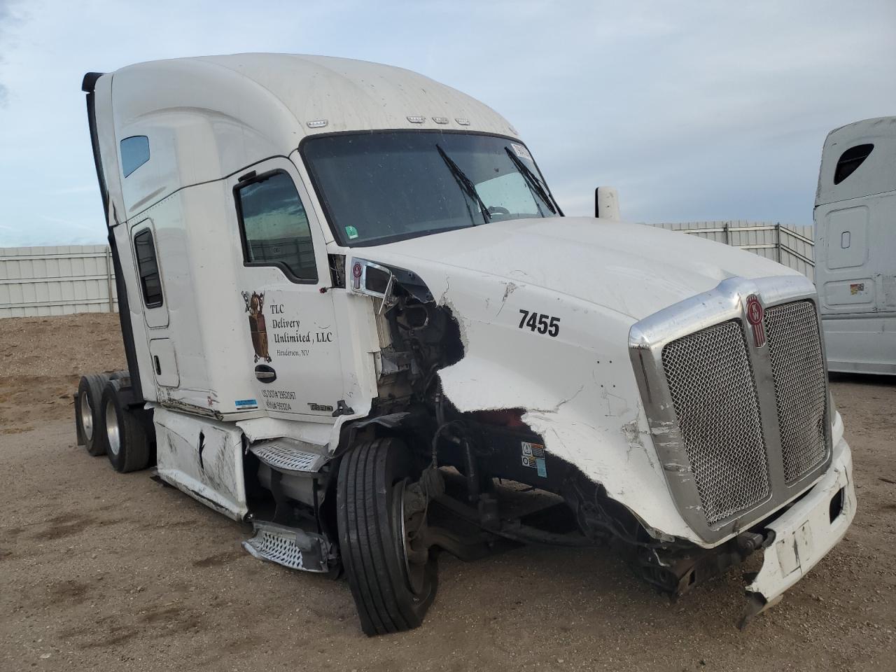 2019 Kenworth Construction T680 for Sale in Adelanto, CA - Side