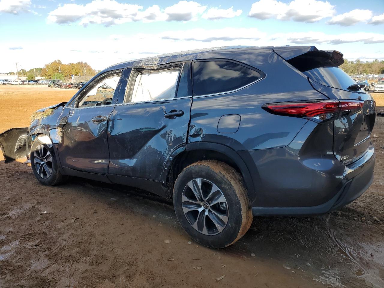 2022 Toyota Highlander - Image 2