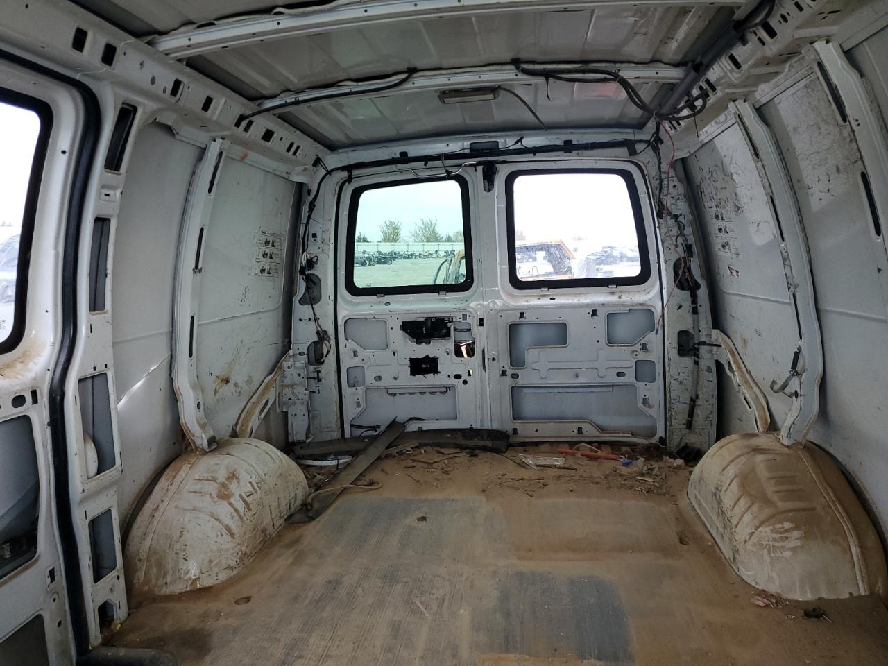 2007 Chevrolet Express - Image 10