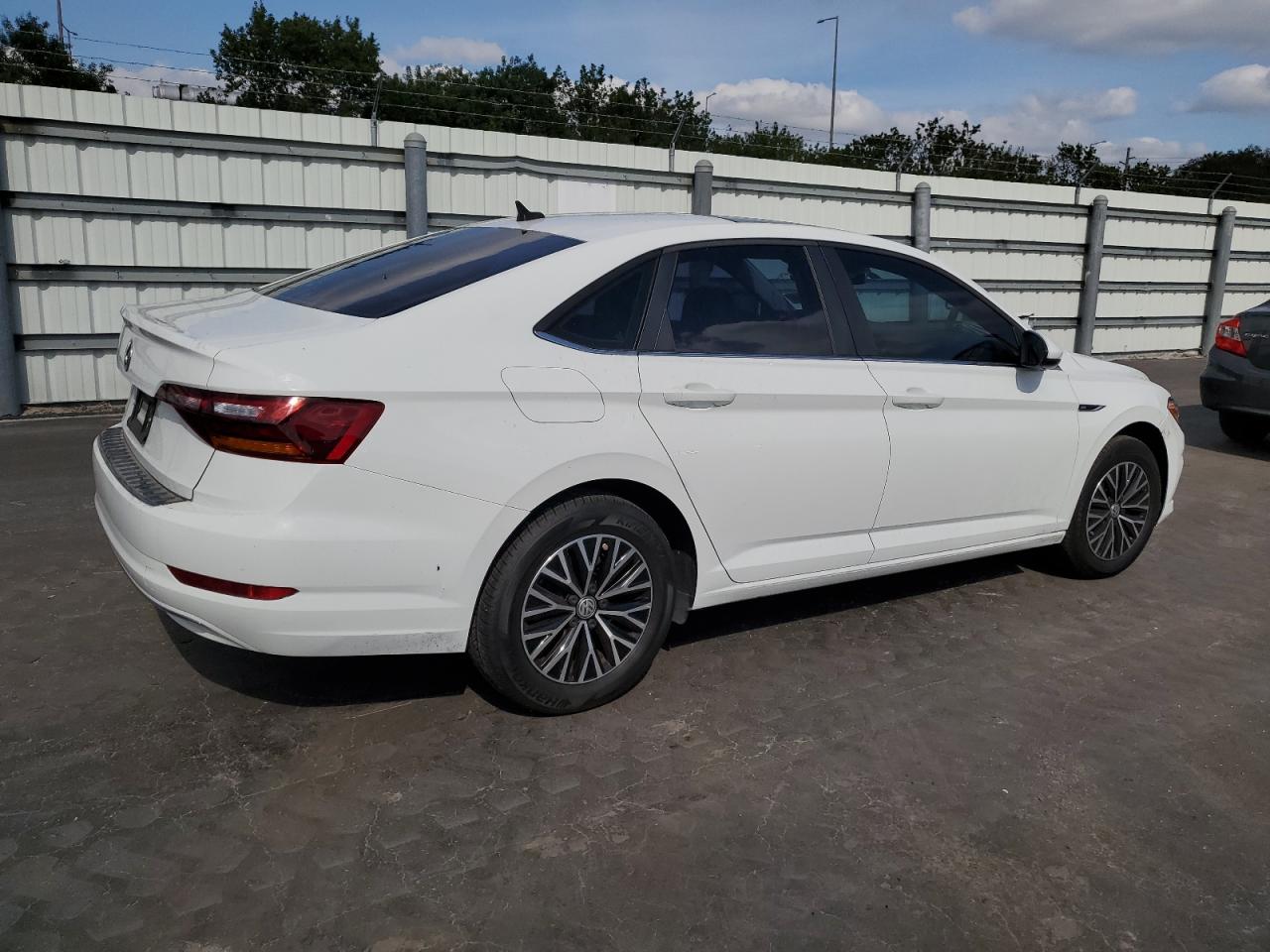 2019 Volkswagen Jetta - Image 3