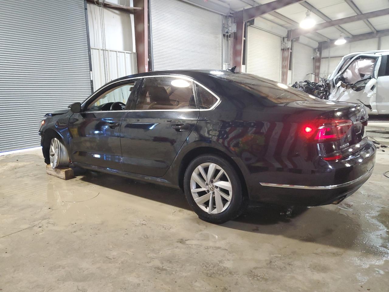 2018 Volkswagen Passat - Image 2