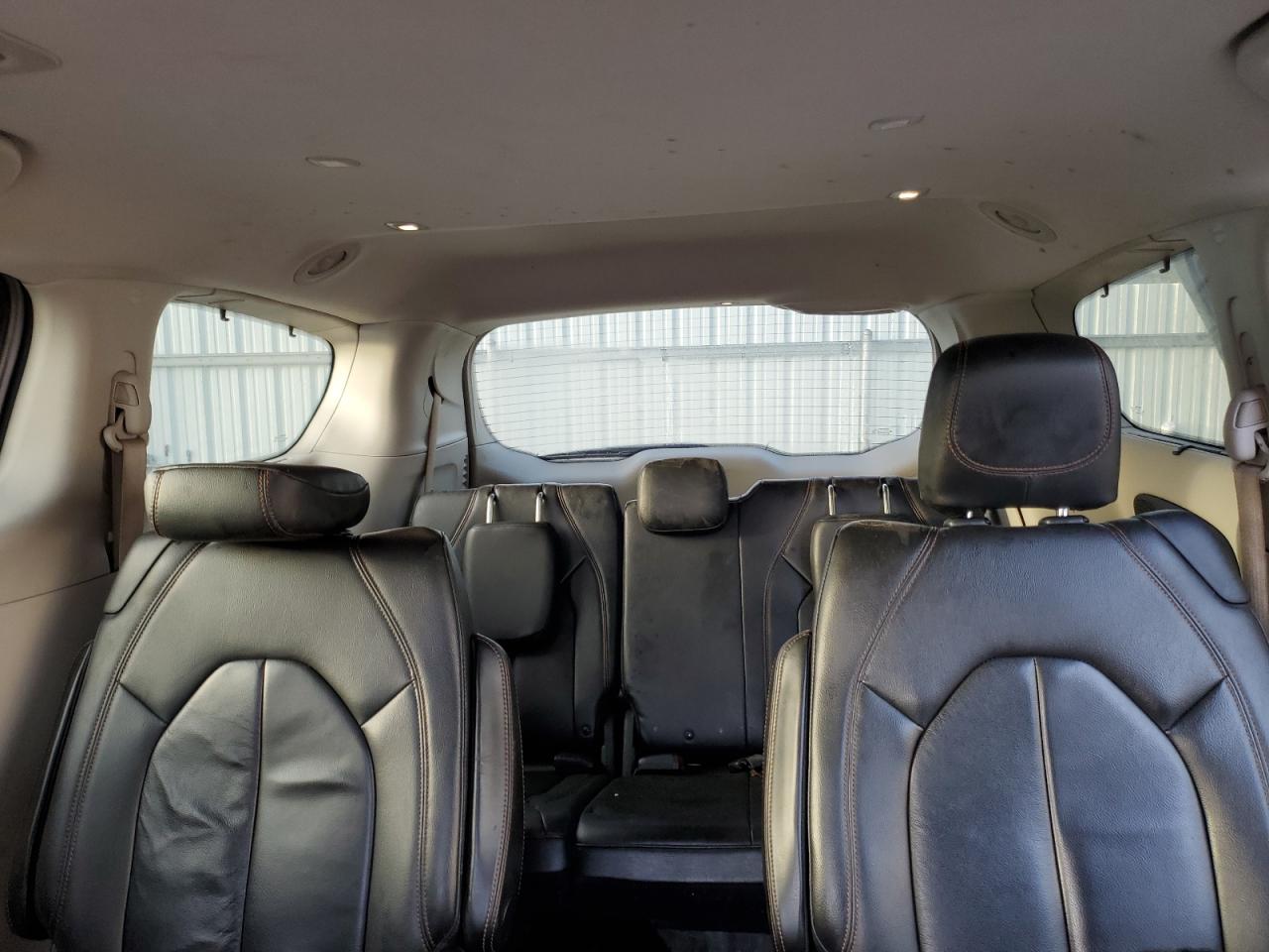2017 Chrysler Pacifica - Image 10