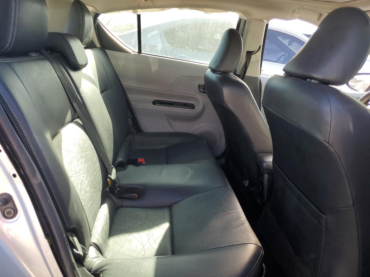 2012 Toyota Prius - Image 10