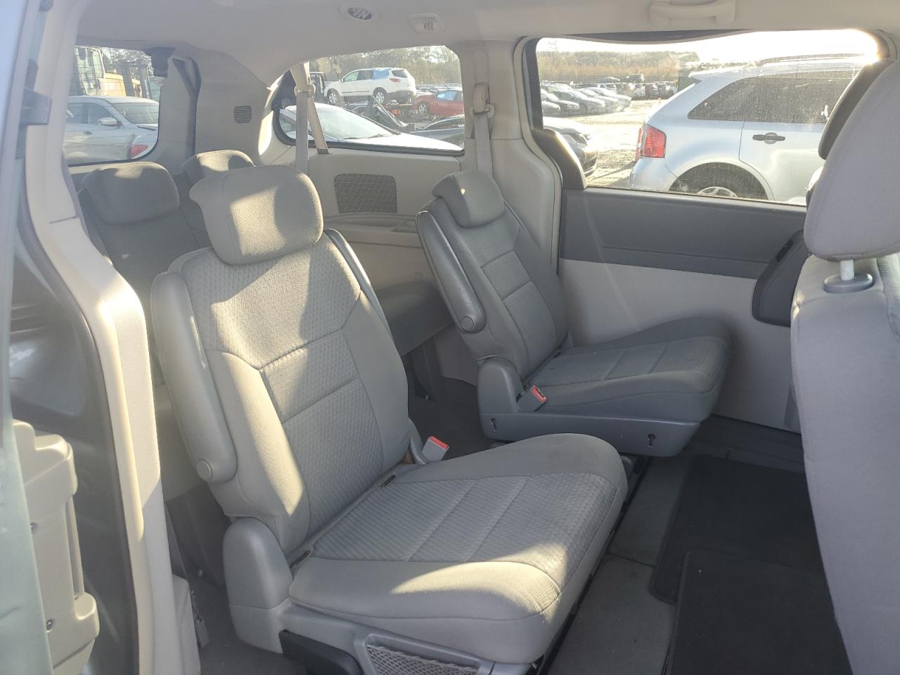 2010 Chrysler Town & Country - Image 11