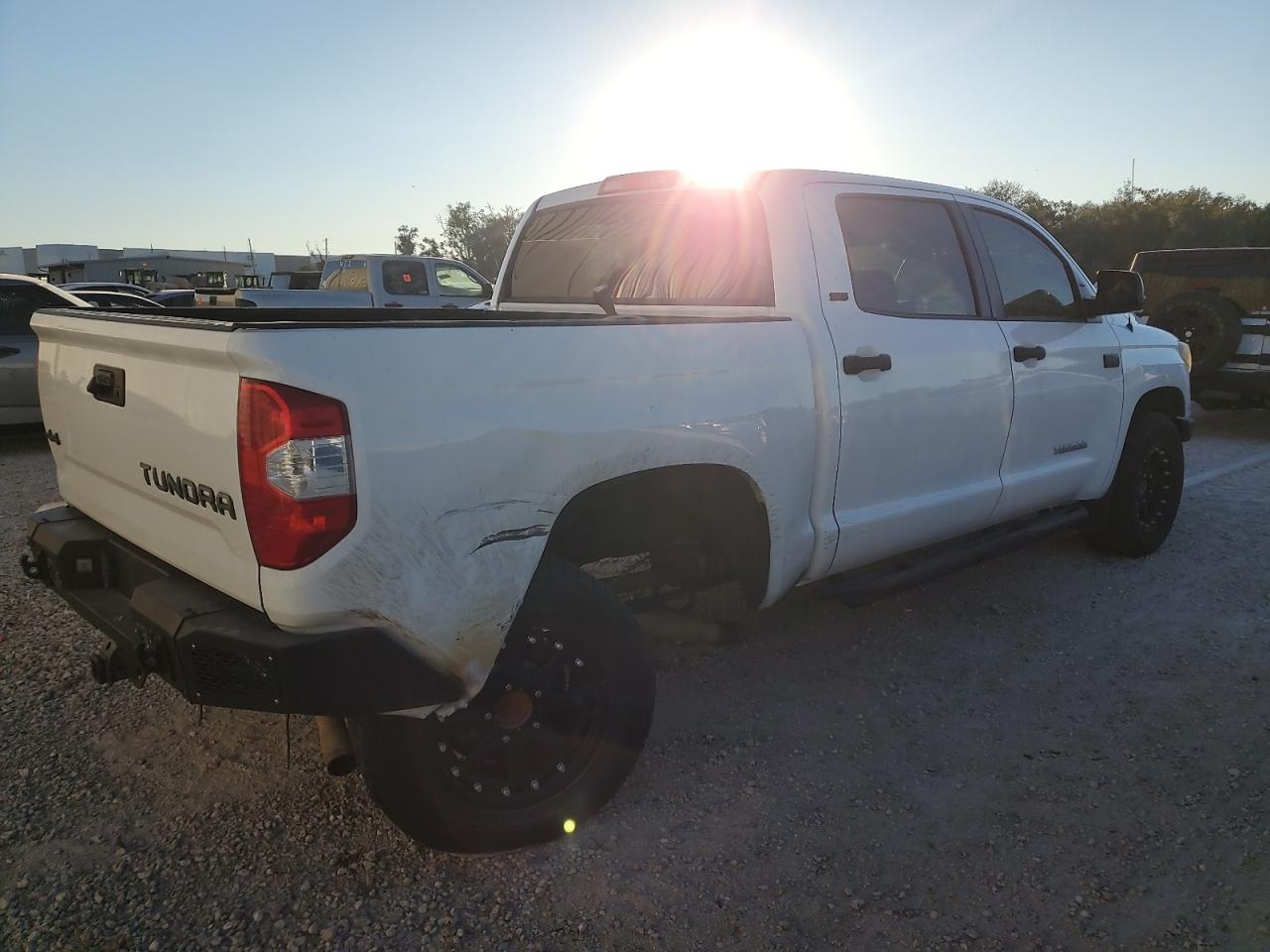 VIN 5TFDW5F14JX731438 2018 TOYOTA TUNDRA no.3