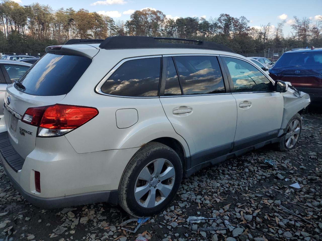2010 Subaru Outback - Image 3