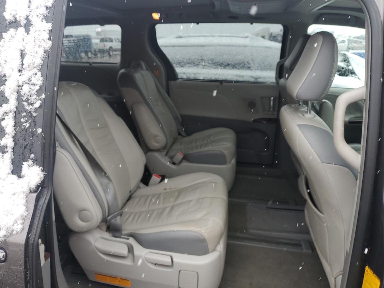 2012 Toyota Sienna - Image 11