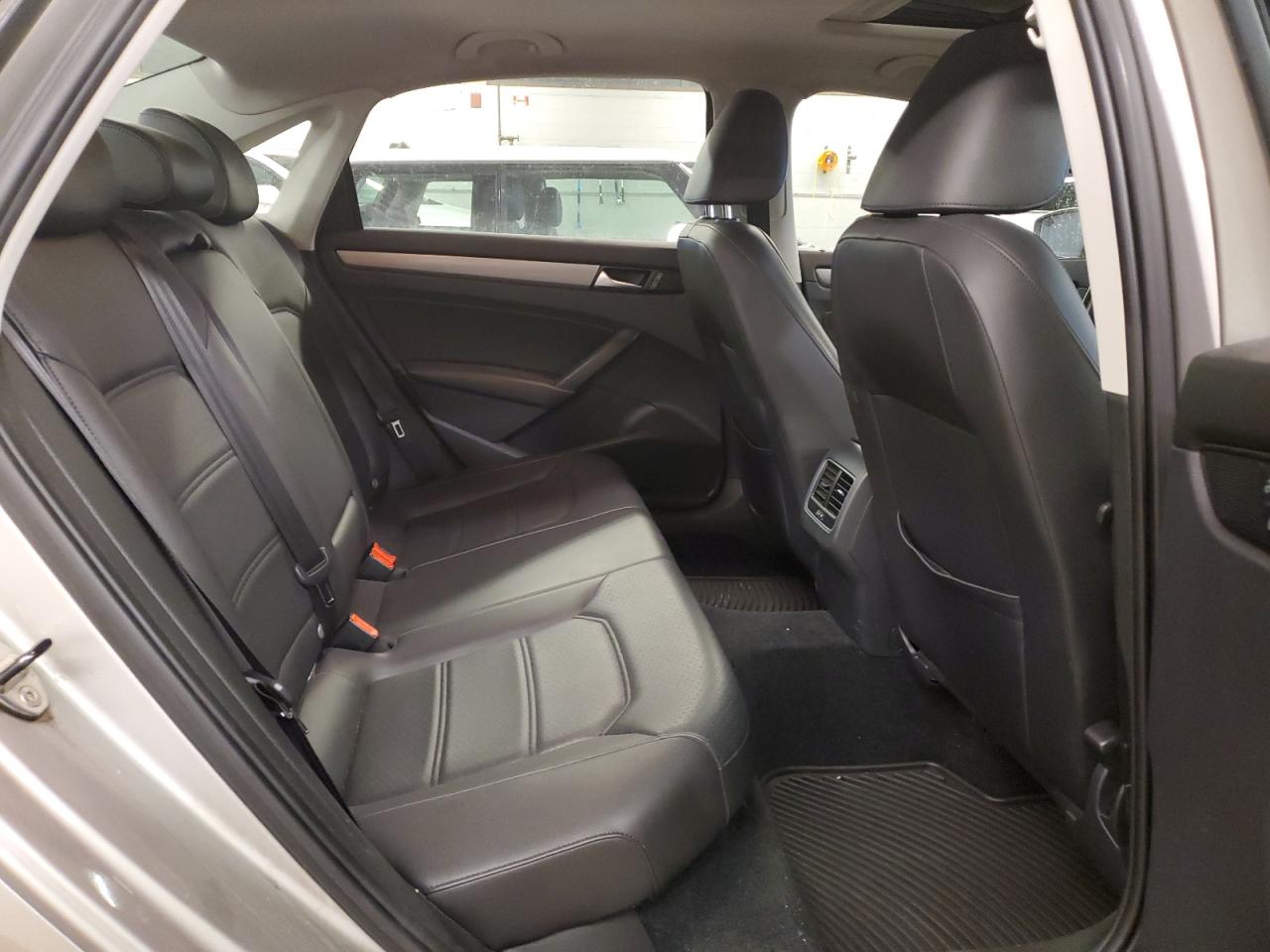 2014 Volkswagen Passat - Image 10