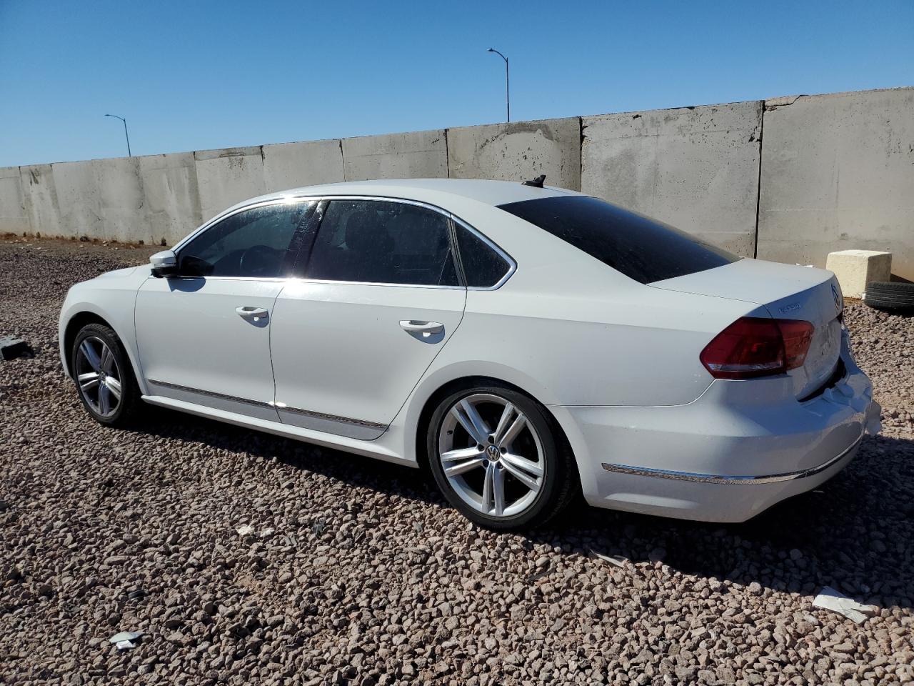 2015 Volkswagen Passat - Image 2