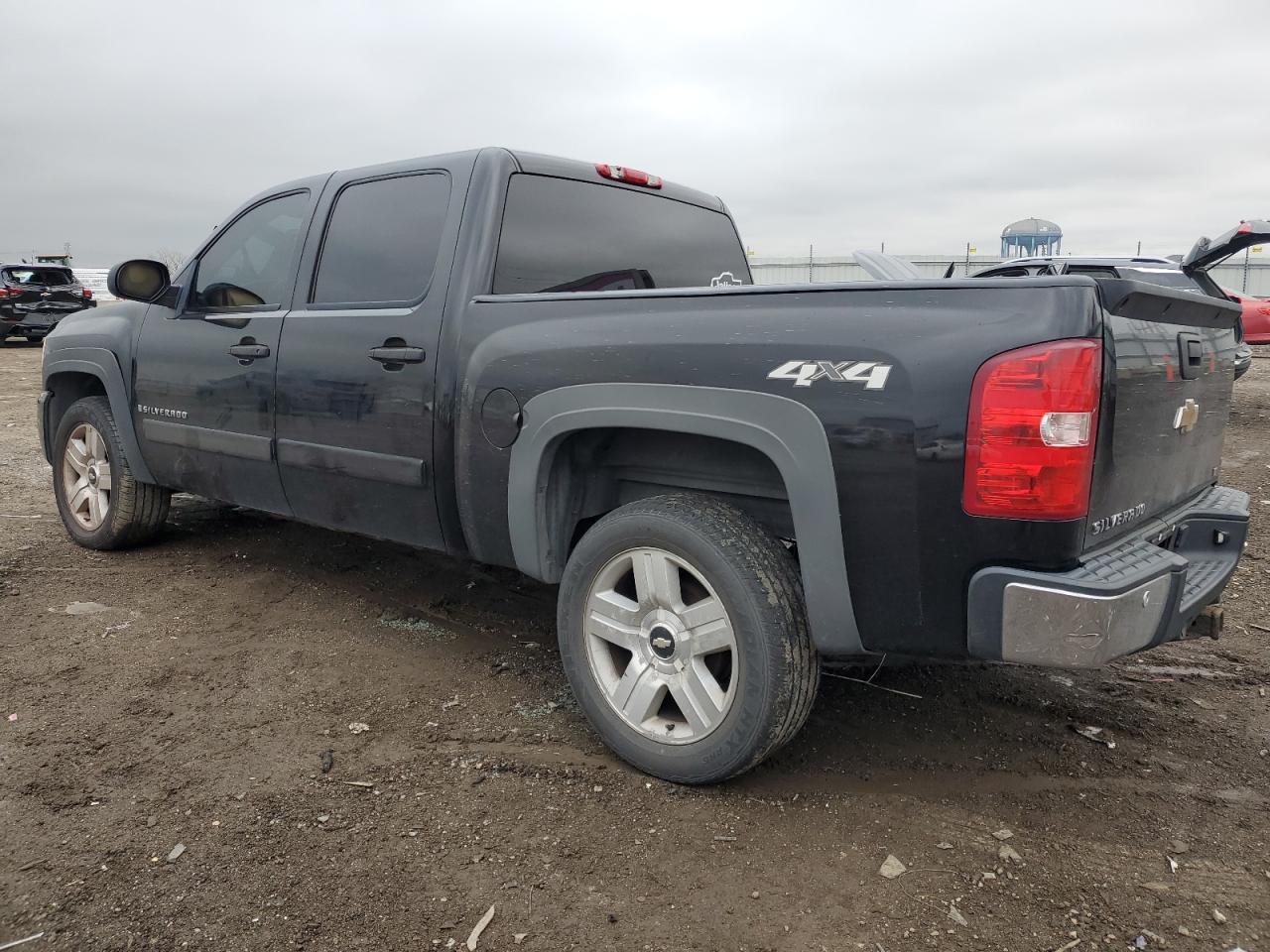 2007 Chevrolet Silverado - Image 2