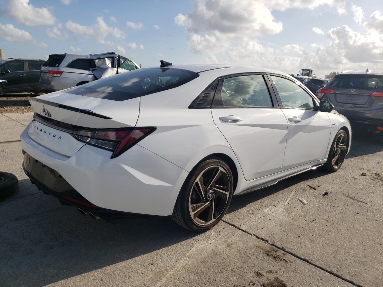 2022 Hyundai Elantra - Image 3