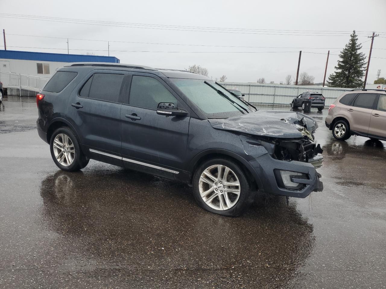 VIN 1FM5K8D82HGB21674 2017 FORD EXPLORER no.4