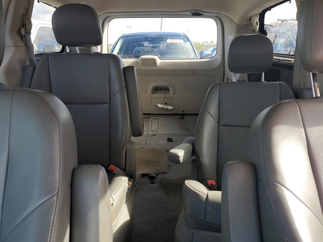 2011 Volkswagen Routan - Image 10