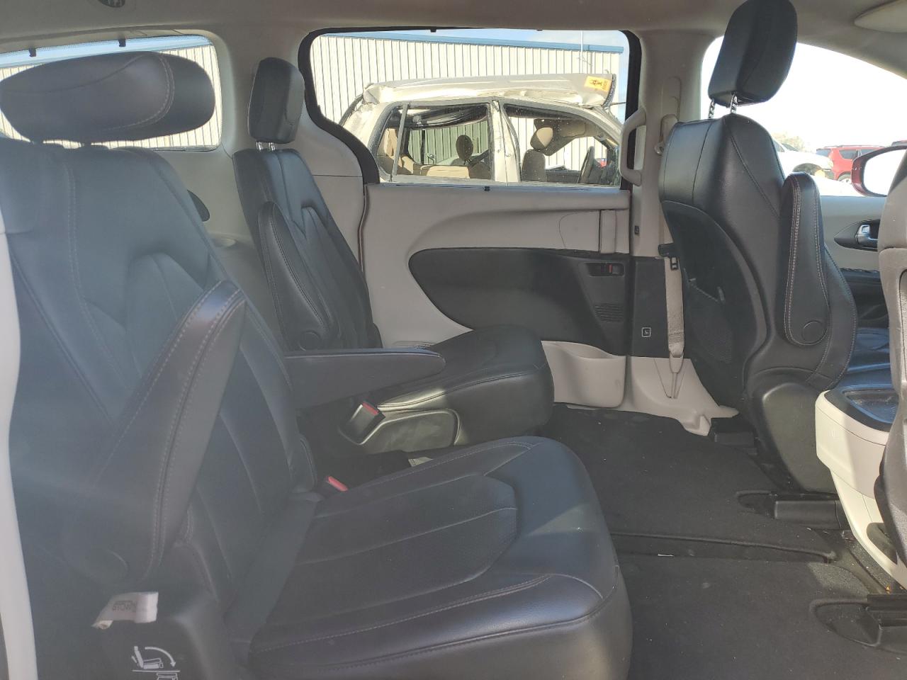 2020 Chrysler Pacifica - Image 11