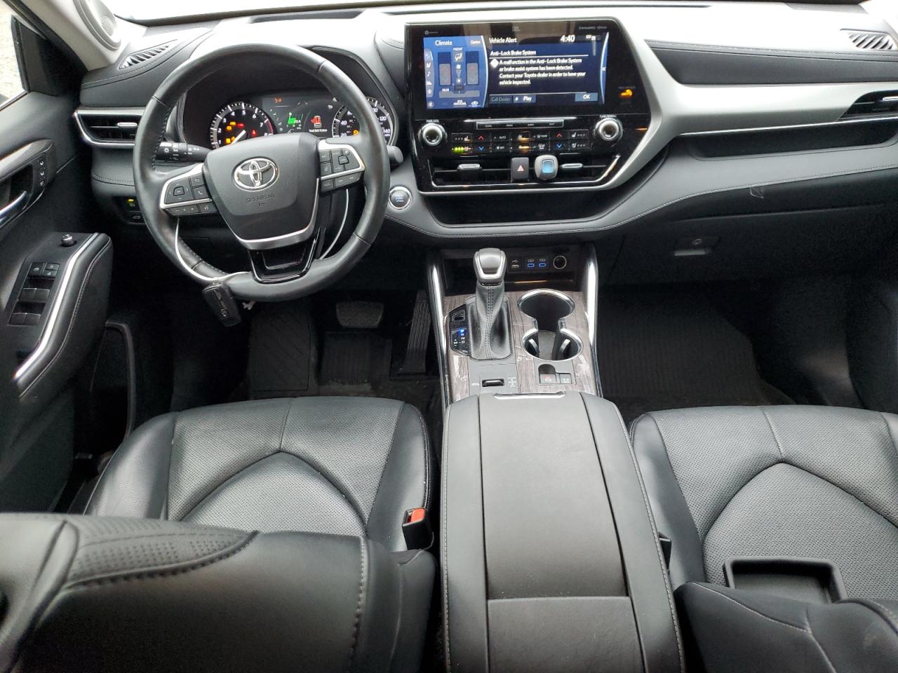 2022 Toyota Highlander - Image 8