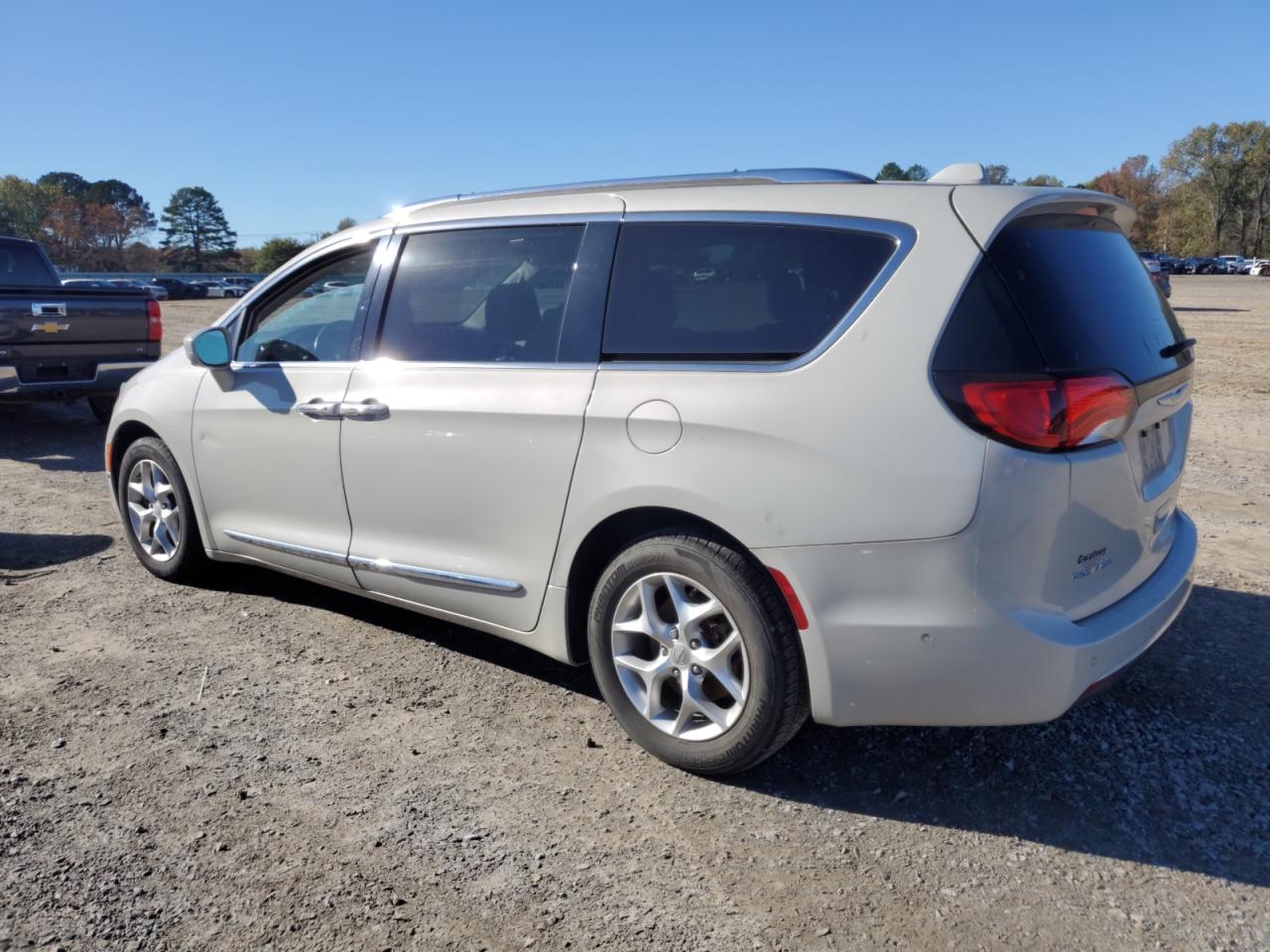 2017 Chrysler Pacifica - Image 2