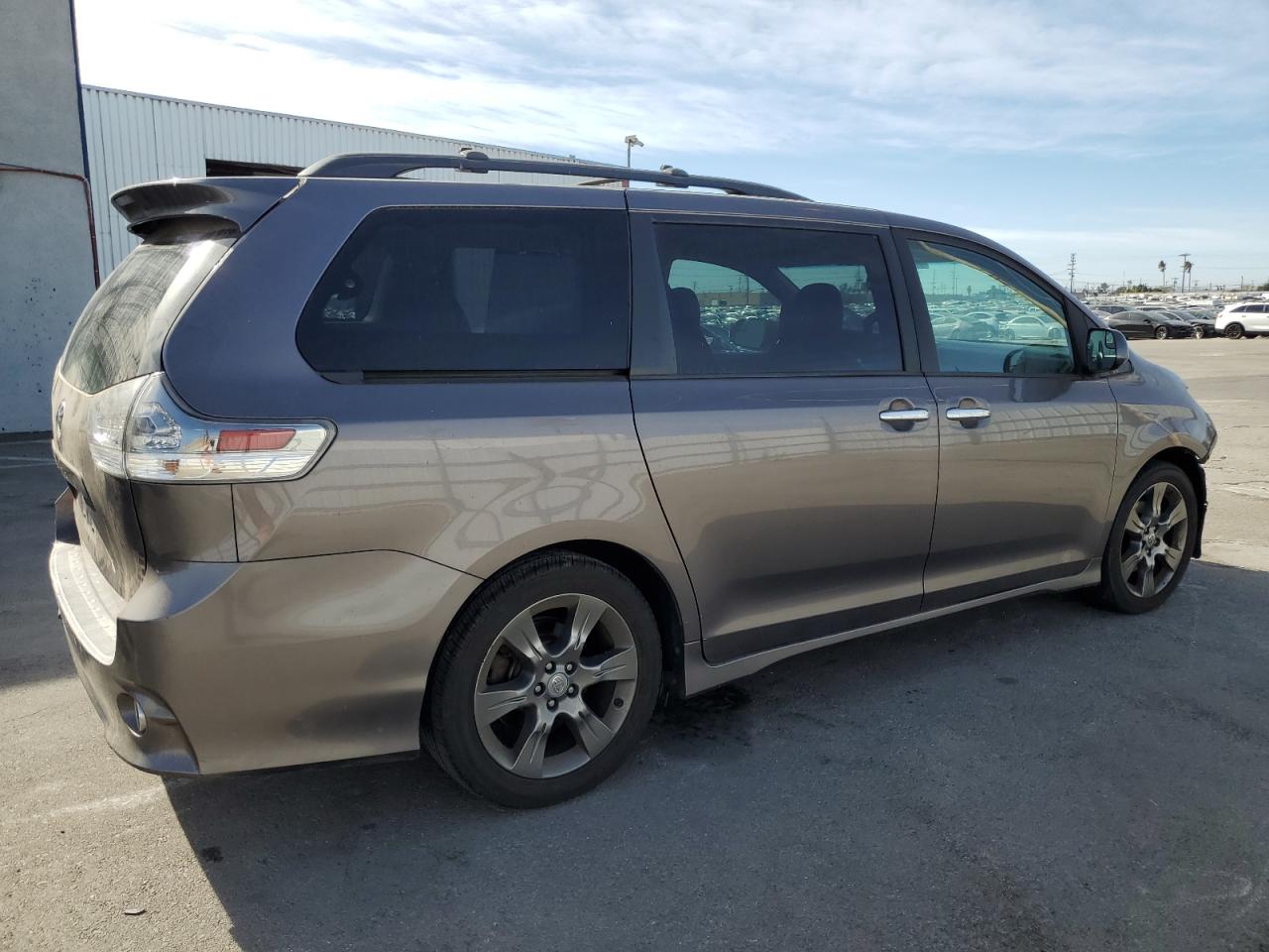 2016 Toyota Sienna - Image 3