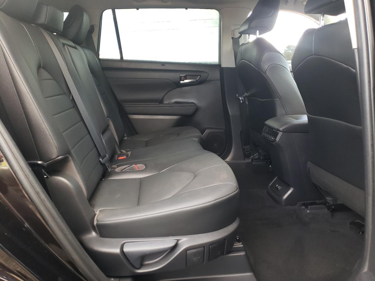 2020 Toyota Highlander - Image 11