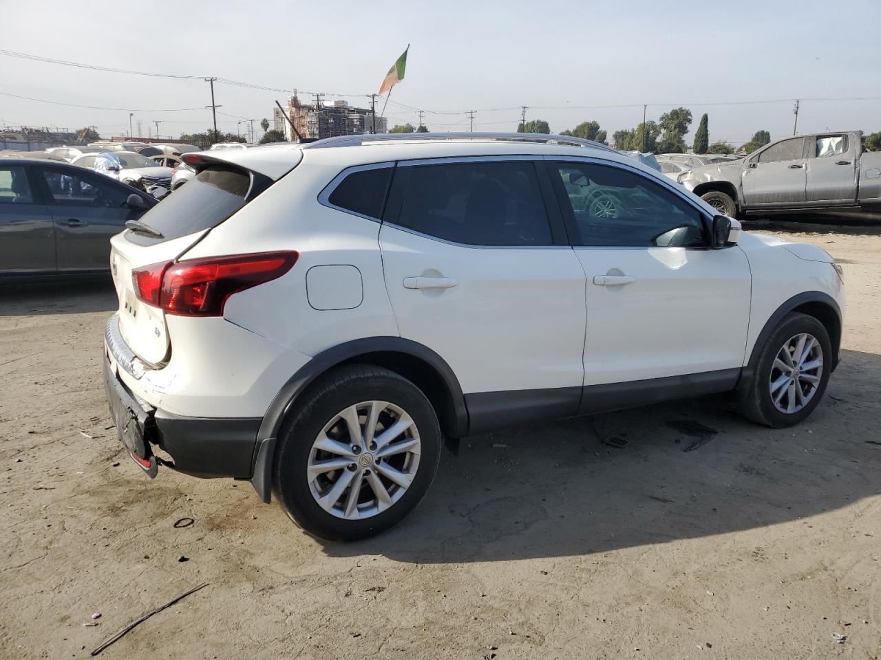 2017 Nissan Rogue - Image 3