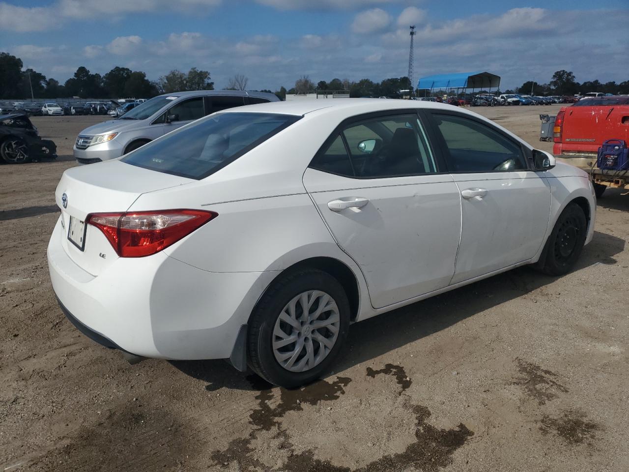 VIN 2T1BURHE4JC000575 2018 TOYOTA COROLLA no.3