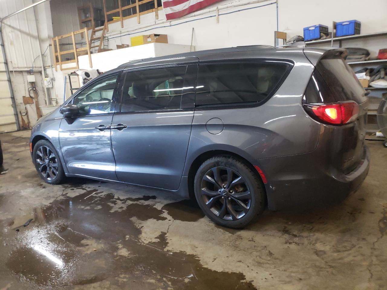 2018 Chrysler Pacifica - Image 2
